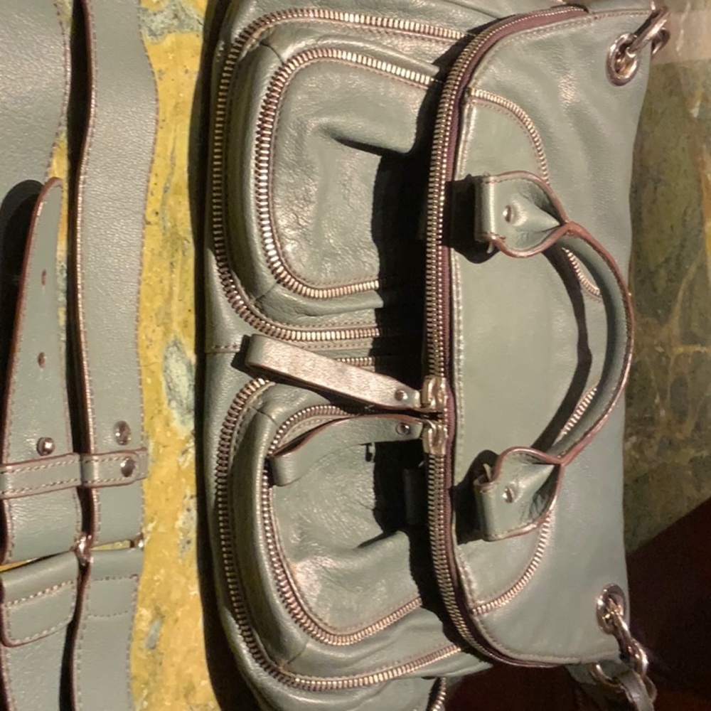 Larkheart bag olive green with detachable strap.